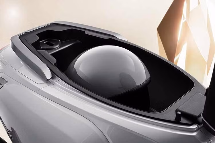 J200 sử dụng bộ vành kích thước 12 inch. Bánh trước được trang bị lốp kích thước 110/70, trong khi bánh sau sử dụng lốp 120/70. Xe có trọng lượng 139 kg. Bình nhiên liệu có dung tích 9 lít, trong khi chiều cao yên được đặt ở mức 780 mm.