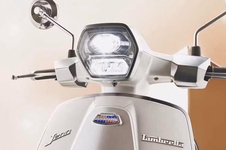 Ngoài ra, xe còn sở hữu cốp chứa đồ rộng rãi phía dưới yên đồng thời có thêm hốc chứa đồ kèm nắp đóng và cổng sạc mang tới nhiều tiện lợi khi sử dụng.