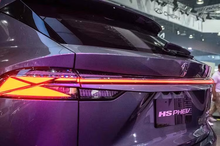 Thiết kế ngoại thất của MG HS 2027 được cải tiến ở những khu vực như lưới tản nhiệt, cản trước/sau, đèn pha/đèn hậu, khe gió và vành la-zăng. Ở thị trường nước ngoài, mẫu xe này dùng mâm 19 inch với thiết kế 5 chấu kép phối 2 màu thể thao.