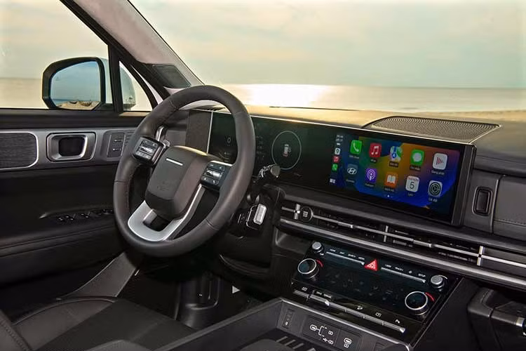 Đây mới chỉ là ảnh dựng, không phải thiết kế chính thức từ Hyundai, nhưng hướng tinh chỉnh này khá đáng chú ý khi ngoại hình SantaFe hiện tại từng nhận nhiều ý kiến trái chiều. Kiểu dáng vuông vức tạo khác biệt, song một số chi tiết, đặc biệt ở phần đuôi, chưa nhận được sự đồng thuận rộng rãi.