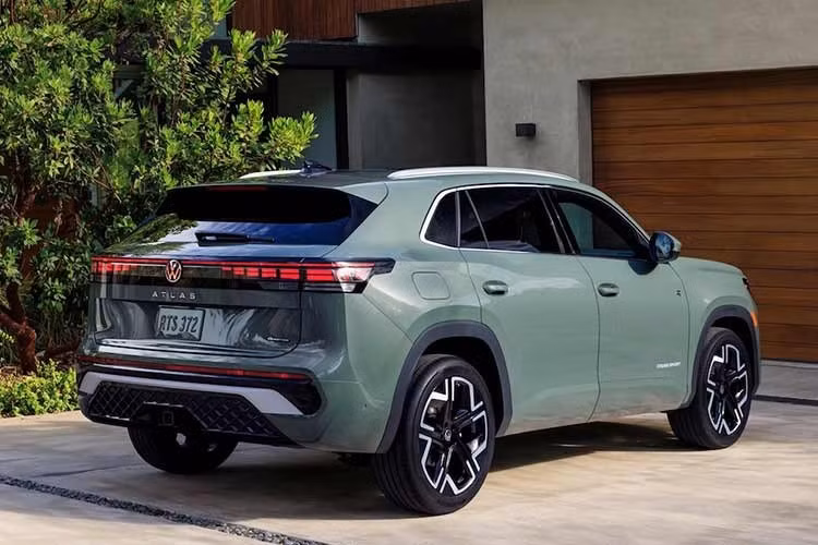 Về mặt ngoại hình, Atlas Cross Sport mới không khác biệt nhiều so với thế hệ đầu tiên. Tuy nhiên, nó chắc chắn trông hiện đại hơn, với các hốc hút gió lớn hơn nhiều, lưới tản nhiệt màu đen và đèn pha LED xếp chồng lên nhau với logo VW phát sáng cho tất cả các phiên bản ngoại trừ phiên bản cơ bản.