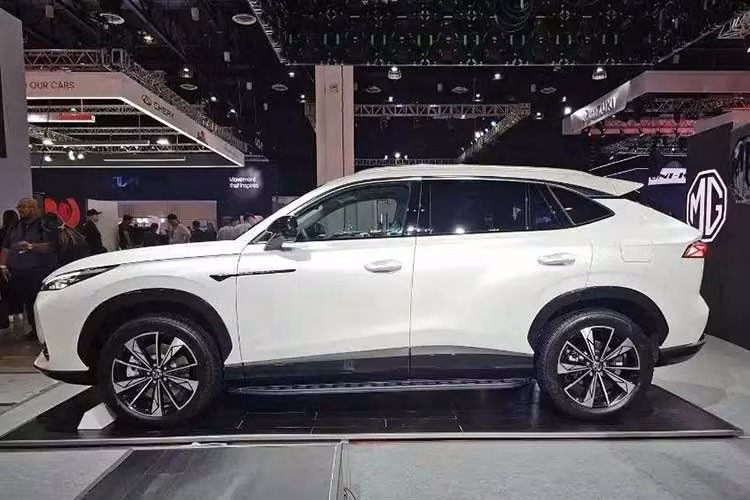 Trong khi đó, MG HS PHEV 2027 được trang bị máy xăng 4 xi-lanh, dung tích 1.5L, cho công suất tối đa 141 mã lực. Động cơ này kết hợp với mô-tơ điện mạnh 207 mã lực, mang đến tổng công suất 322 mã lực và mô-men xoắn cực đại 570 Nm. Nhờ đó, xe có thể tăng tốc từ 0-100 km/h trong thời gian 6,8 giây.