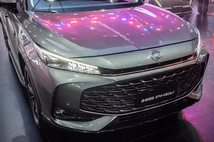 Thay đổi trên mẫu xe SUV MG HS 2027 thế hệ mới là kích thước. Theo đó, mẫu xe này sở hữu chiều dài dao động từ 4.655 - 4.670 mm, tùy phiên bản, chiều rộng 1.890 mm và chiều dài cơ sở 2.765 mm. So với phiên bản cũ, chiều dài cơ sở của xe đã tăng 45 mm.
