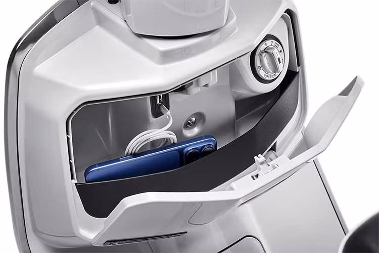 Xe ga J200 nhà Lambretta cũng được trang bị phanh đĩa thủy lực ở cả bánh trước và bánh sau, đi kèm hệ thống chống bó cứng phanh ABS hai kênh tiêu chuẩn.