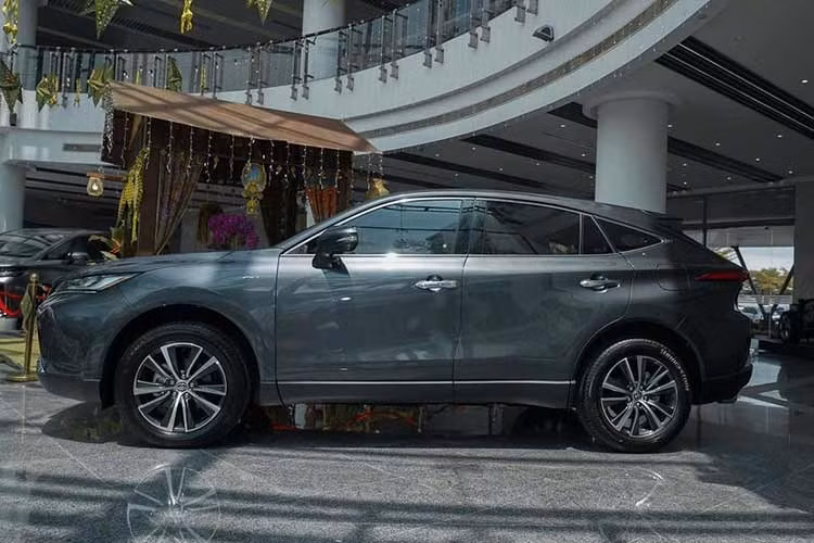 Trong vòng đời sản phẩm, Harrier không trải qua nhiều thay đổi lớn về thiết kế. Năm 2022, Toyota bổ sung phiên bản plug-in hybrid (PHEV), trong khi đợt nâng cấp năm 2025 tập trung vào việc tăng trang bị tiêu chuẩn, cải thiện các công nghệ hỗ trợ lái ADAS và giới thiệu phiên bản Night Shade với phong cách ngoại thất tối màu.