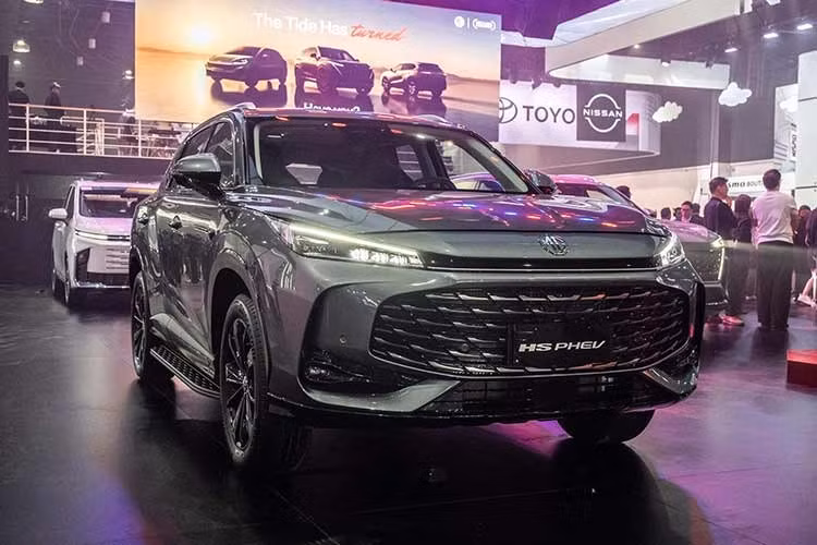 MG HS thế hệ mới đã lần đầu tiên trình làng vào hồi tháng 7/2024. Sau hơn 2 năm, mẫu SUV cỡ C này mới rục rịch ra mắt thị trường Việt Nam. Theo thông tin từ đại lý, HS là một trong những mẫu xe MG mới chuẩn bị được bán tại Việt Nam vào khoảng tháng 9 hoặc tháng 10 tới, bên cạnh RX9 và ZS.