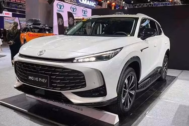 Ngoài ra, mẫu SUV cỡ C này còn được trang bị pin 24,7 kWh, cho phép xe chạy 121 km mà không tốn 1 giọt xăng. Khi kết hợp cả động cơ xăng và pin, xe có thể chạy hết quãng đường 1.065 km. Pin của xe có thể sạc bằng động cơ hoặc bằng bộ sạc chậm AC 7 kW với thời gian sạc đầy pin trong 4,5 giờ. Hiện chưa rõ giá bán của MG HS 2027 ở Việt Nam.