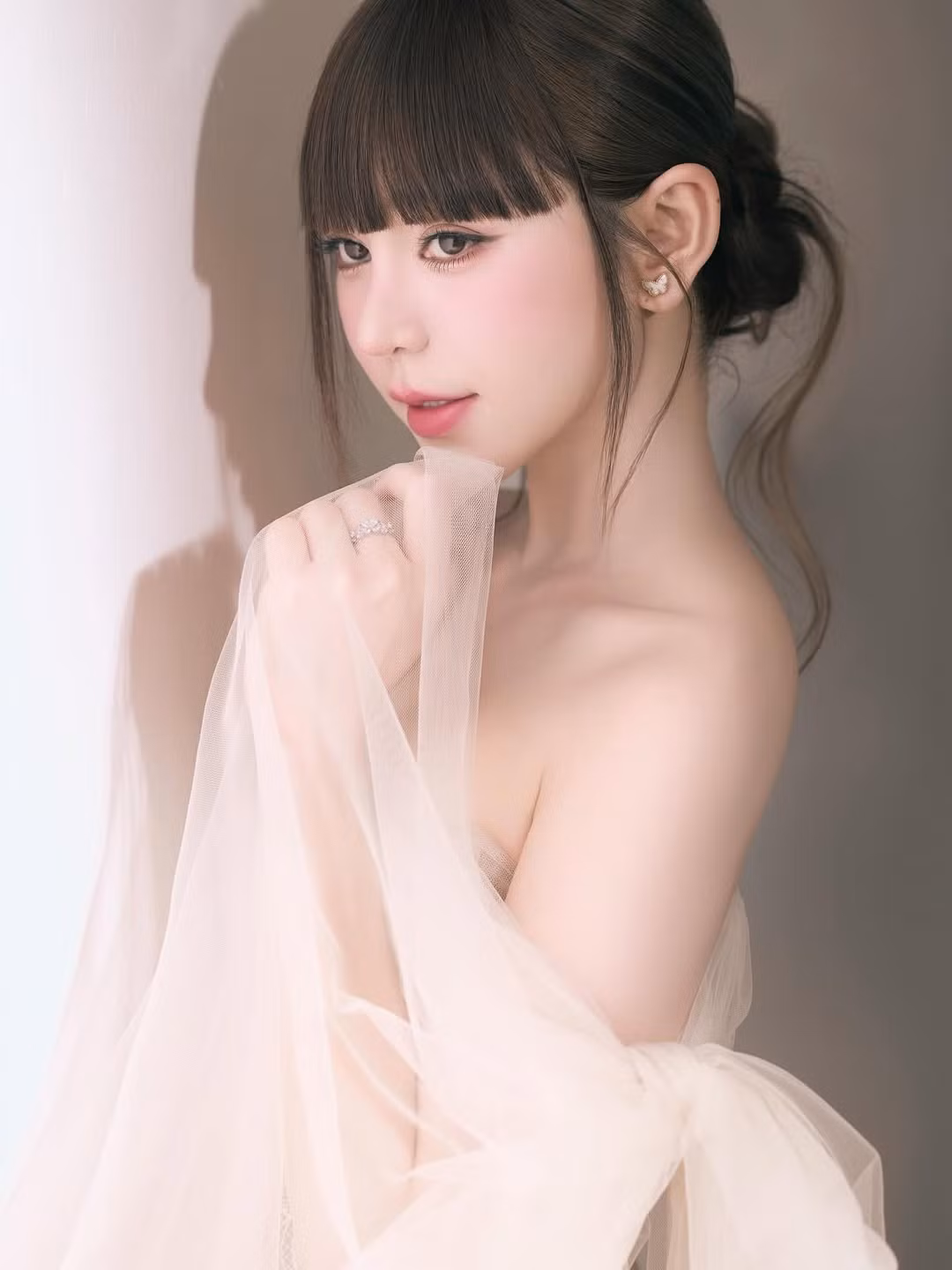 Trong nhiều góc chụp, đặc biệt là ở bức ảnh, đôi chân của nữ diễn viên được người hâm mộ ưu ái ví von là "dài như kiếm Nhật" – vừa sắc sảo, vừa cực kỳ "gây sát thương".