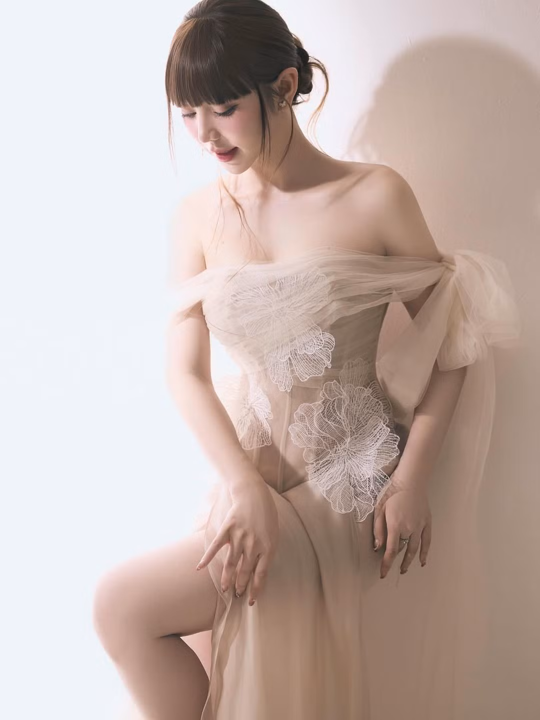 Trong bộ ảnh, Quỳnh Kool diện một thiết kế váy dạ hội màu nude bồng bềnh. Chi tiết trễ vai bằng vải voan mỏng manh giúp cô khoe trọn bờ vai trần nuột nà.