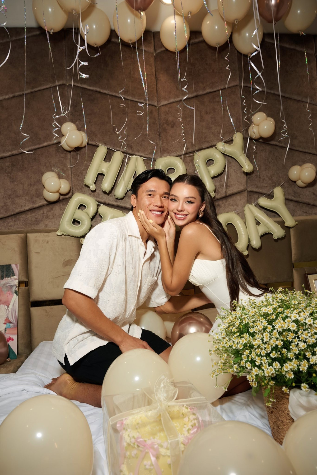 Có thể nói, loạt ảnh mừng sinh nhật lần này không chỉ khoe trọn vẻ đẹp hình thể mà còn thể hiện phong thái tự tin, quyến rũ của bà xã thủ môn Bùi Tiến Dũng - một trong những nàng WAGs nóng bỏng và phong cách bậc nhất làng bóng đá Việt.