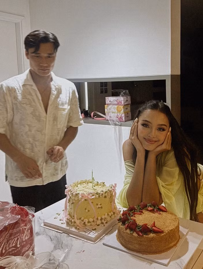 Trong khung hình, bà xã thủ môn quốc dân tự tin tạo dáng trước ống kính: khi thì thoải mái cười rạng rỡ dưới ánh nắng, khi lại tinh nghịch selfie trong gương.