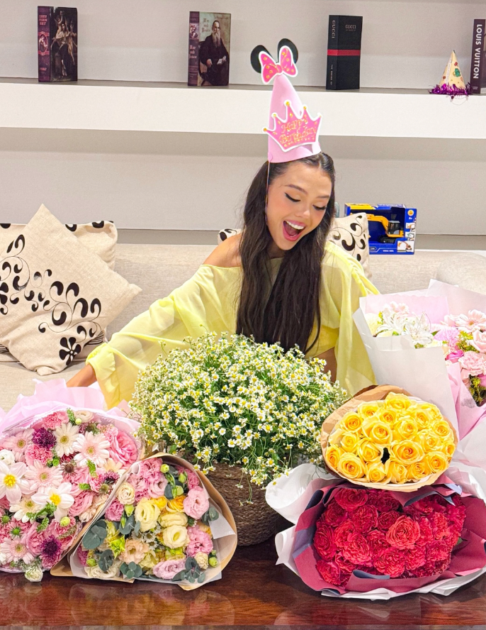 Với outfit tông vàng neon nổi bật, cô nàng khoe trọn vóc dáng săn chắc, vòng eo phẳng lỳ cùng đôi chân dài nuột nà.