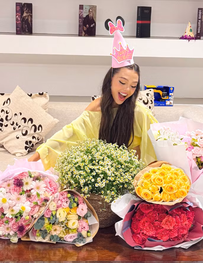 Với outfit tông vàng neon nổi bật, cô nàng khoe trọn vóc dáng săn chắc, vòng eo phẳng lỳ cùng đôi chân dài nuột nà.