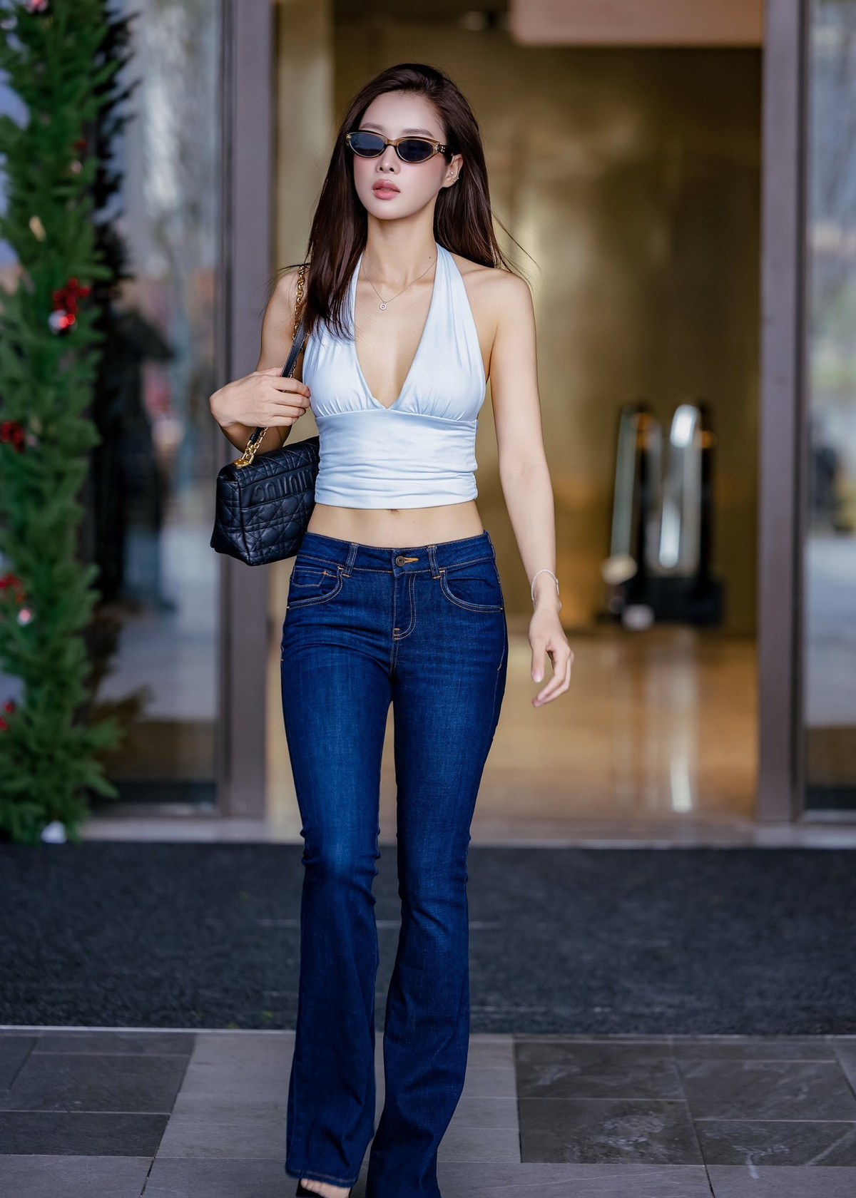 Gương mặt đậm chất Á Đông với làn da mịn màng, sống mũi cao thanh thoát cùng đôi môi căng mọng giúp người đẹp sinh năm 1995 ghi điểm tuyệt đối ngay cả trong những khoảnh khắc đời thường.