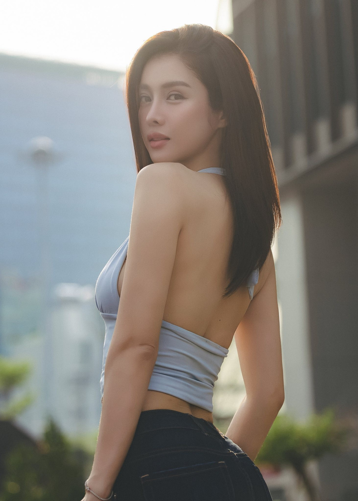 Điểm gây ấn tượng mạnh nhất chính là thần thái tự tin, ánh nhìn sắc sảo nhưng vẫn giữ được nét dịu dàng, nữ tính – yếu tố làm nên dấu ấn riêng của Trình Mỹ Duyên giữa dàn mỹ nhân cùng thế hệ.