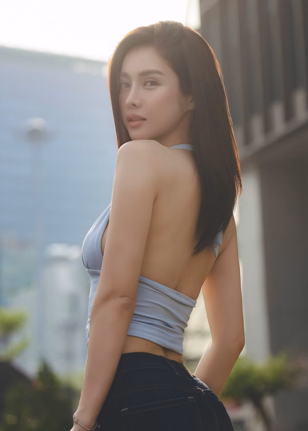 Điểm gây ấn tượng mạnh nhất chính là thần thái tự tin, ánh nhìn sắc sảo nhưng vẫn giữ được nét dịu dàng, nữ tính – yếu tố làm nên dấu ấn riêng của Trình Mỹ Duyên giữa dàn mỹ nhân cùng thế hệ.