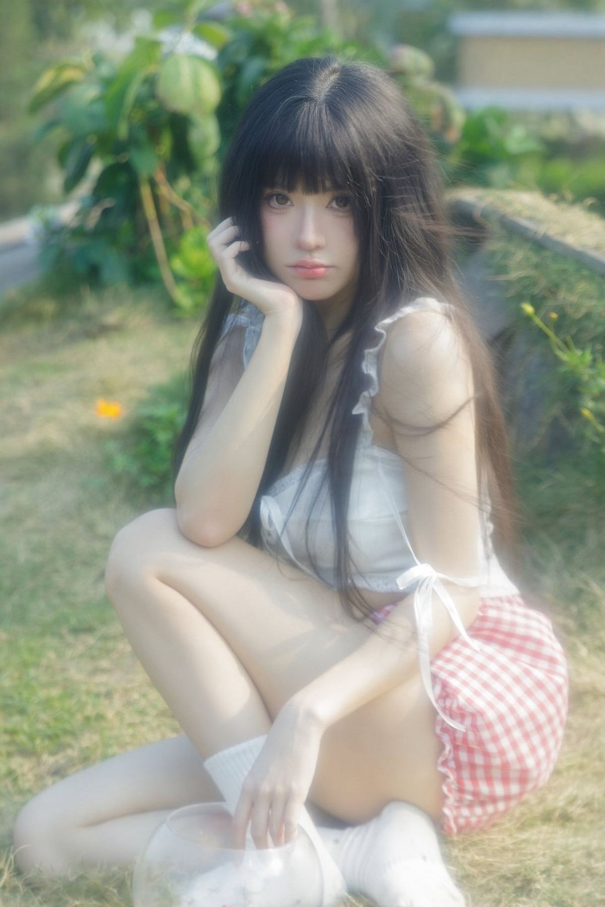 Sau một thời gian dài gắn liền với content nấu ăn gợi cảm, việc "đổi gió" bằng một bộ ảnh nghệ thuật, nhẹ nhàng được xem là bước đi thông minh, giúp hình ảnh của Tố Uyên trở nên đa chiều hơn trong mắt công chúng.