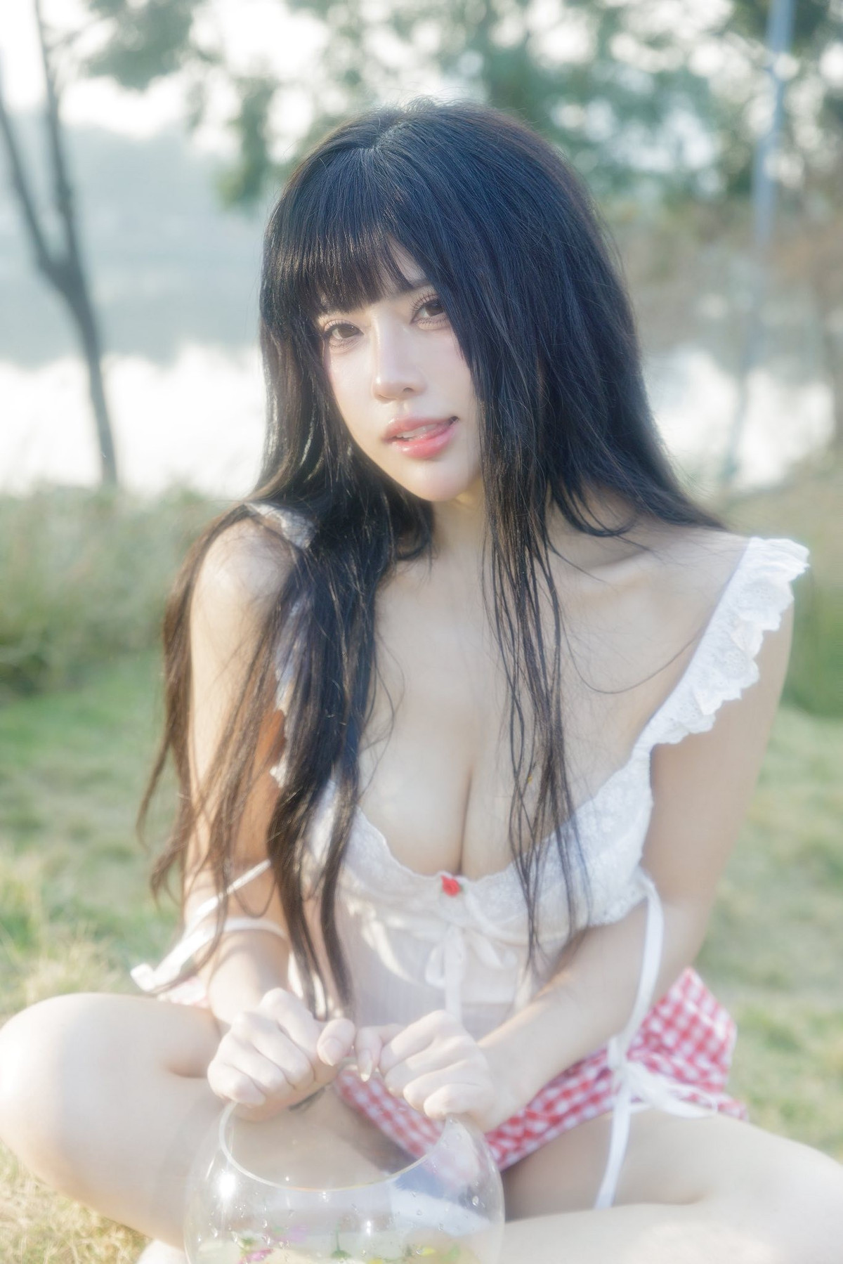 Nếu như trước đây, UNa To Uyen (Hoàng Tố Uyên) thường xuất hiện với tạo hình "cô thư ký", diện váy ngắn, áo xẻ sâu hay những biểu cảm gây "mất tập trung", thì ở bộ ảnh lần này, hot girl lại khiến người xem bất ngờ bởi sự dịu dàng đến lạ.