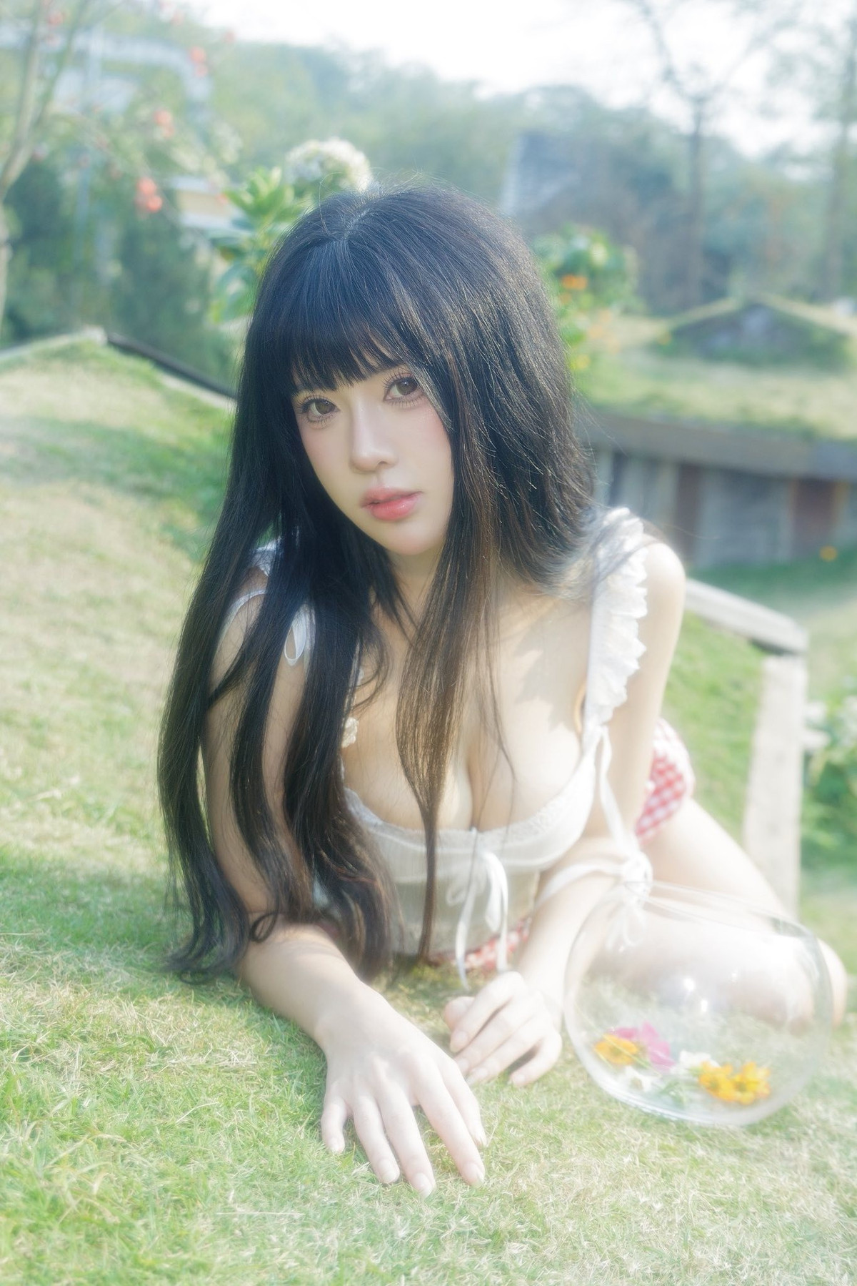 Không cần những góc máy táo bạo, bộ ảnh mới của Tố Uyên tập trung khai thác nét đẹp tự nhiên giữa không gian ngoài trời xanh mát. Ánh nắng dịu, cỏ cây... kết hợp cùng biểu cảm trầm lắng, đôi chút mơ màng đã tạo nên tổng thể rất "nàng thơ", rất điện ảnh. Đến mức nếu không giới thiệu trước, khó ai nghĩ đây chính là hot girl nấu ăn từng gây tranh cãi vì quá gợi cảm trên mạng xã hội.