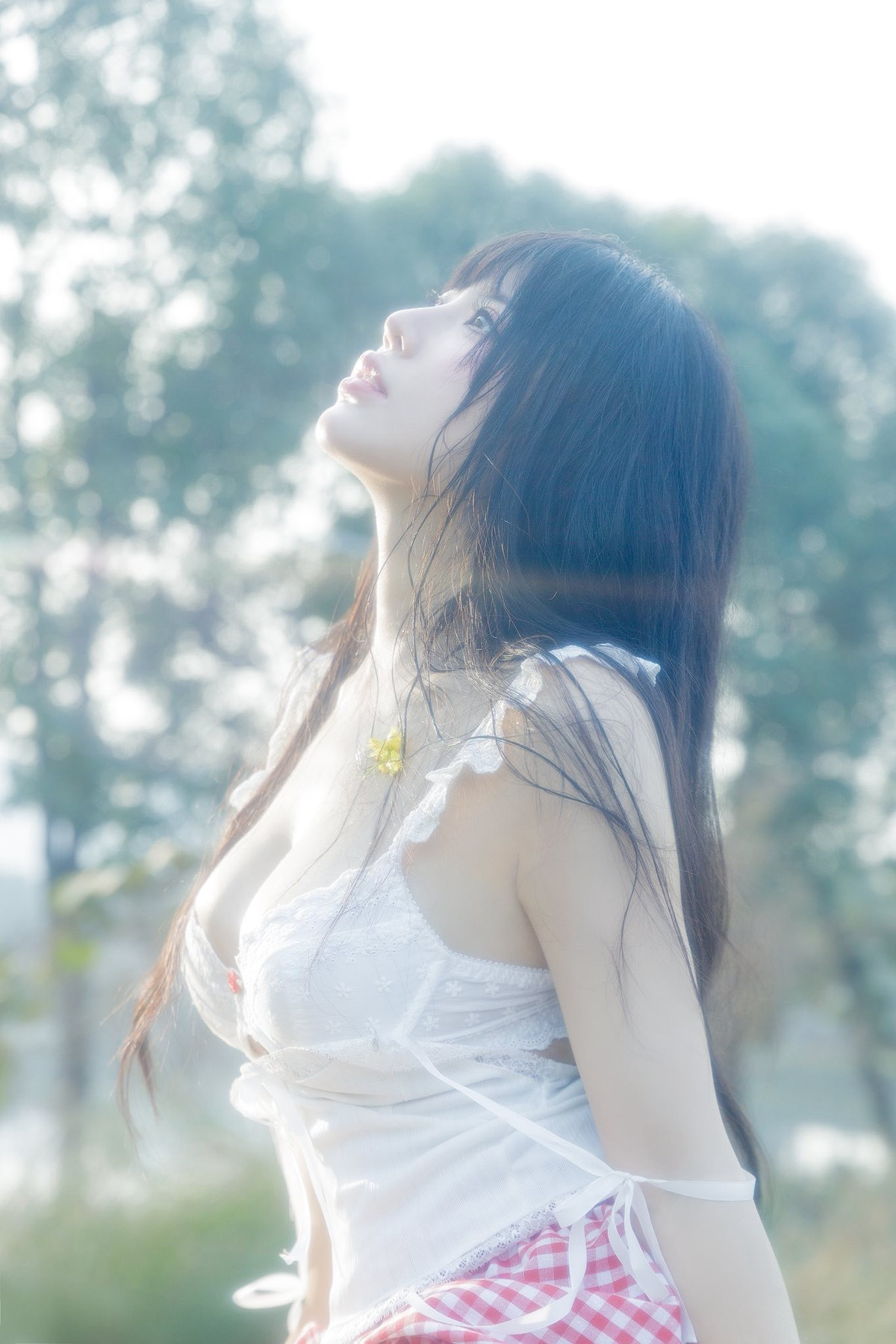 Diện váy trắng nhẹ nhàng, chất liệu mỏng, kiểu dáng đơn giản, Tố Uyên gần như "lột xác" hoàn toàn so với hình ảnh quen thuộc trước đó.