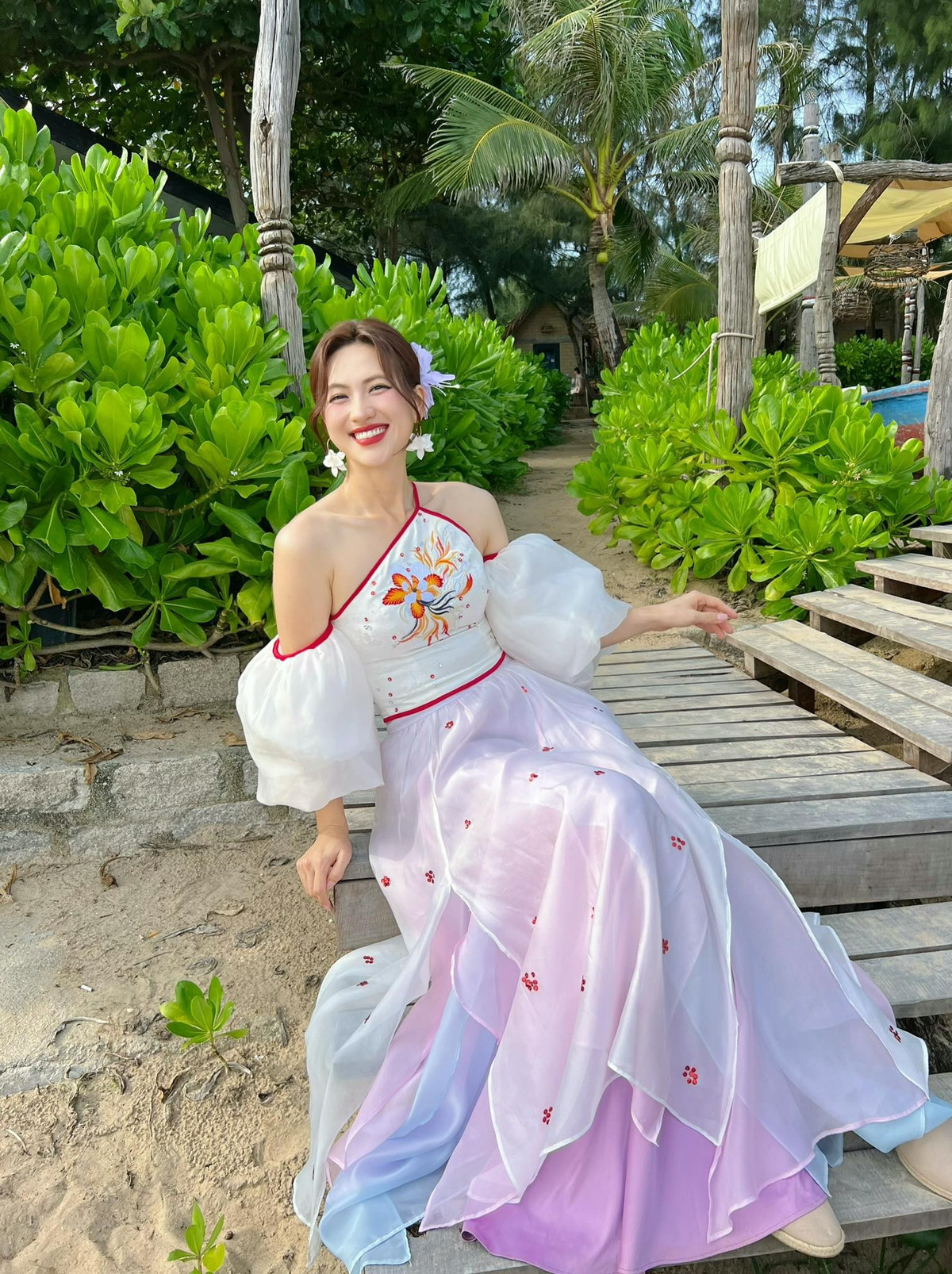 Bên cạnh nhan sắc, Phương Anh Đào còn được đánh giá cao bởi hành trình sự nghiệp bền bỉ. Sinh năm 1992 tại Bạc Liêu, tốt nghiệp Trường Đại học Sân khấu – Điện ảnh TP.HCM, cô từng gây chú ý mạnh mẽ với vai Nhật Hạ trong Nhắm mắt thấy mùa hè, mang về giải Nữ diễn viên chính xuất sắc tại Liên hoan phim quốc tế Hà Nội. Từ đó, Phương Anh Đào dần khẳng định vị trí qua loạt dự án điện ảnh và truyền hình như Em gái mưa, Chàng vợ của em, Bằng chứng vô hình…