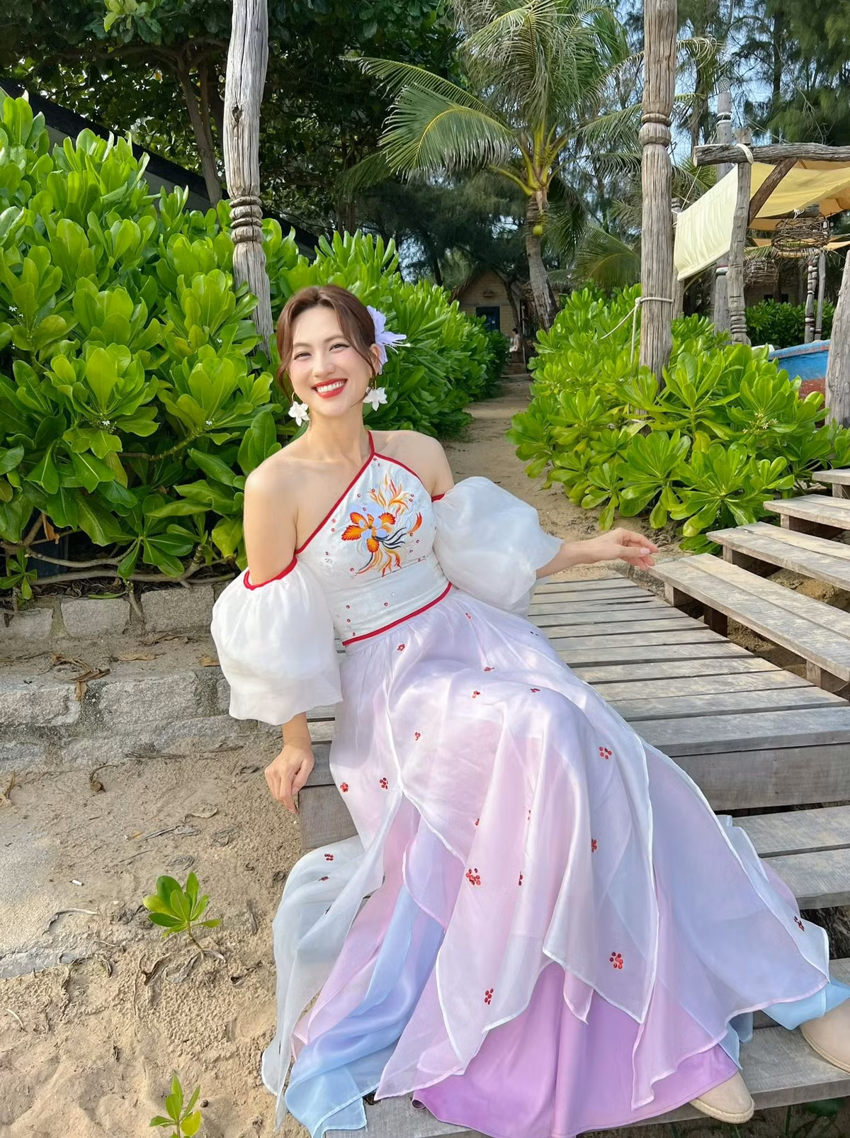 Bên cạnh nhan sắc, Phương Anh Đào còn được đánh giá cao bởi hành trình sự nghiệp bền bỉ. Sinh năm 1992 tại Bạc Liêu, tốt nghiệp Trường Đại học Sân khấu – Điện ảnh TP.HCM, cô từng gây chú ý mạnh mẽ với vai Nhật Hạ trong Nhắm mắt thấy mùa hè, mang về giải Nữ diễn viên chính xuất sắc tại Liên hoan phim quốc tế Hà Nội. Từ đó, Phương Anh Đào dần khẳng định vị trí qua loạt dự án điện ảnh và truyền hình như Em gái mưa, Chàng vợ của em, Bằng chứng vô hình…