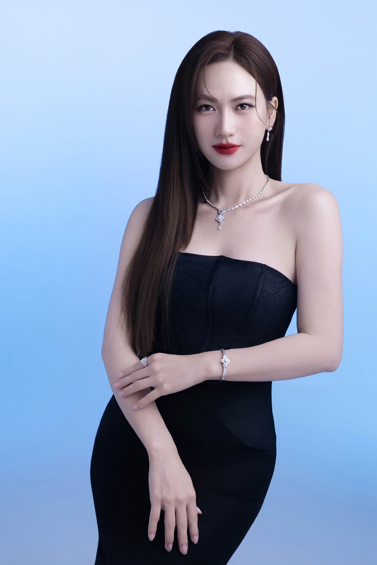 Xuất hiện trong bộ ảnh studio mới nhất, Phương Anh Đào nhanh chóng thu hút sự quan tâm của khán giả nhờ thần thái cuốn hút và vẻ đẹp ngày càng thăng hạng. Không cần bối cảnh cầu kỳ, nữ diễn viên chọn phong cách tối giản với gam nền xanh dịu mắt, làm nổi bật làn da mịn màng, đường nét gương mặt hài hòa và khí chất sang trọng.