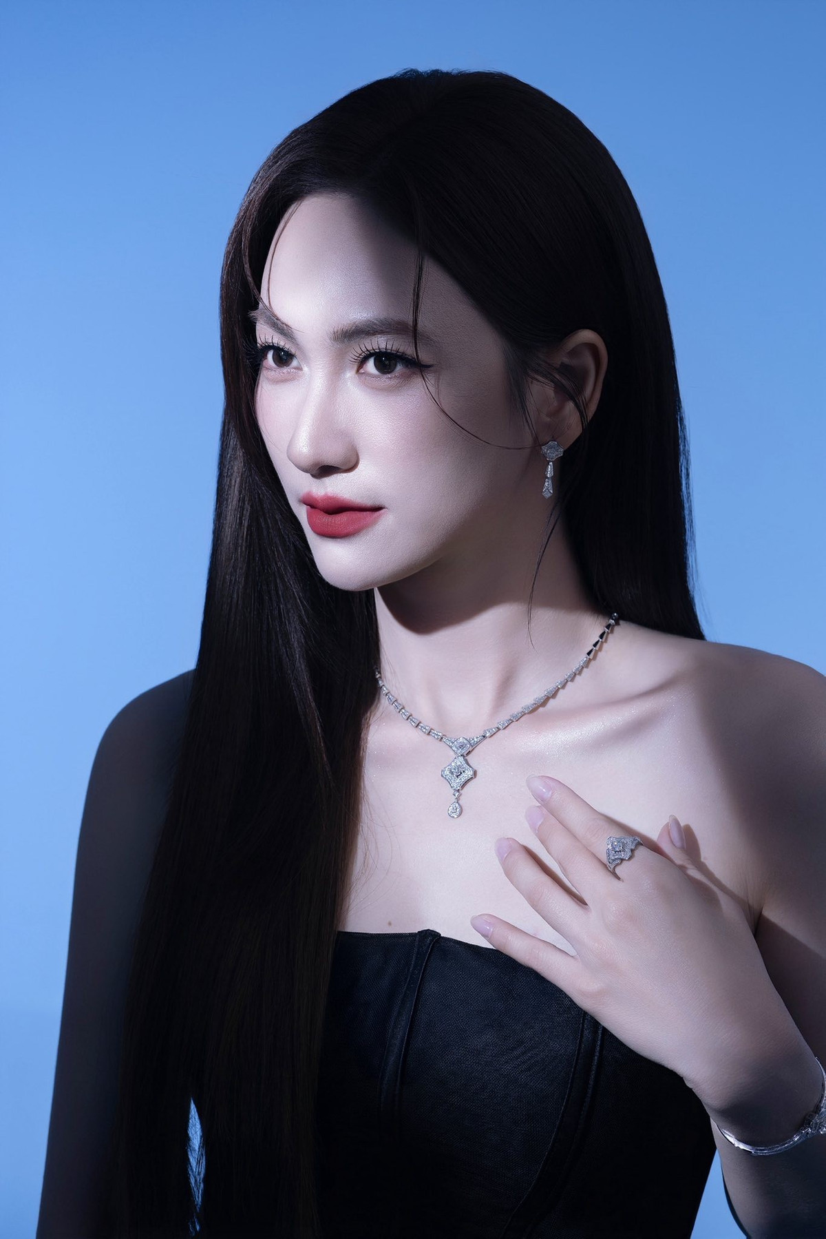 Không chỉ đẹp ở góc chụp chính diện, Phương Anh Đào còn gây ấn tượng với các góc nghiêng thần thánh. Những khung hình bán thân, cận cảnh bàn tay và trang sức càng làm nổi bật khí chất sang trọng, chuẩn hình ảnh một minh tinh điện ảnh hiện đại. Nhiều khán giả nhận xét, vẻ đẹp của cô không phô trương mà cuốn hút theo cách rất riêng – nhẹ nhàng, sâu lắng và giàu cảm xúc.