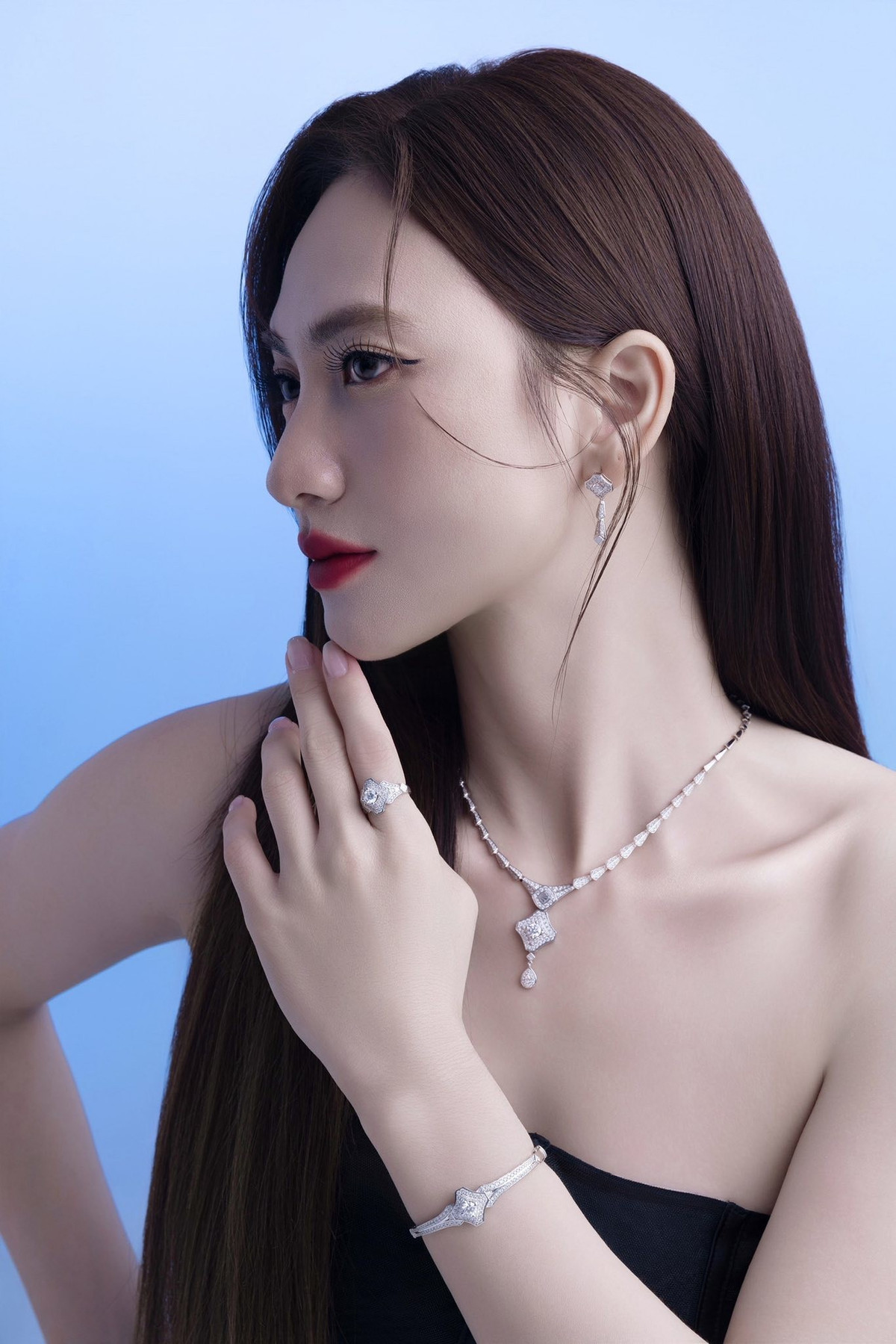 Trong loạt ảnh, Phương Anh Đào diện đầm đen cúp ngực ôm dáng, khoe bờ vai thanh mảnh cùng xương quai xanh gợi cảm vừa đủ. Mái tóc dài suôn thẳng được tạo kiểu nhẹ nhàng, tôn lên gương mặt nhỏ nhắn với sống mũi cao, đôi mắt sâu và ánh nhìn sắc sảo.