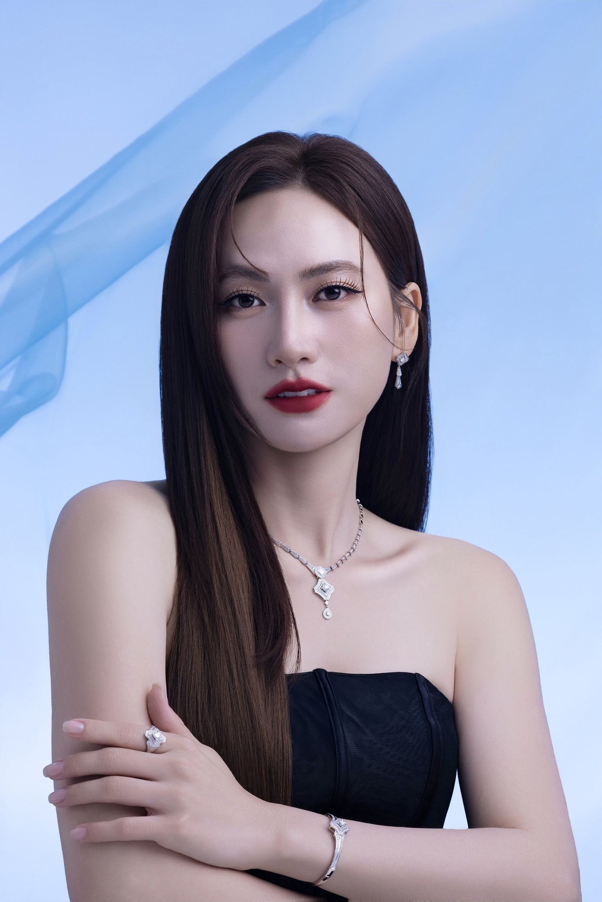 Ở các khung hình cận mặt, từng chi tiết như hàng mi cong, bờ môi đầy đặn hay làn da căng mịn đều ghi điểm, cho thấy phong độ nhan sắc ổn định của “ngọc nữ” màn ảnh Việt.