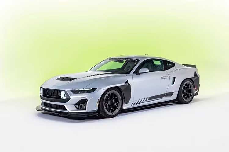 RTR Vehicles, vốn thường hợp tác rất chặt chẽ với Ford trên các mẫu xe của họ thông qua quan hệ đối tác và các dự án kỹ thuật chung cùng các dự án đua xe thể thao. Mới đây, sự xuất hiện của RTR Spec 5 cũng đã làm xấu hổ chiếc GTD 815 mã lực. Hãy cùng khám phá Ford Mustang RTR Spec 5 2026, phiên bản mạnh mẽ nhất từ ​​trước đến nay của họ