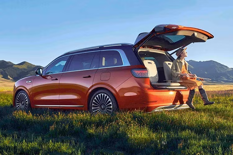 Aito M9 EREV có thể tăng tốc lên 100km/h trong 5,1 giây. Phiên bản BEV của Aito M9 cung cấp pin 100kWh cho phạm vi hoạt động 605km khi kết hợp với bộ sạc nhanh (đo theo chuẩn CLTC).