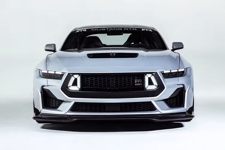 Các chi tiết hiệu suất cao không chỉ để trưng bày, bởi bên dưới nắp ca-pô là động cơ Coyote V8 5.0 lít siêu nạp, sản sinh công suất hơn 870 mã lực và mô-men xoắn 660 lb-ft. Nhân tiện, bạn có thể chọn RTR Spec 5 với hộp số tự động mười cấp hoặc hộp số sàn 6 cấp nếu bạn thích phong cách truyền thống.