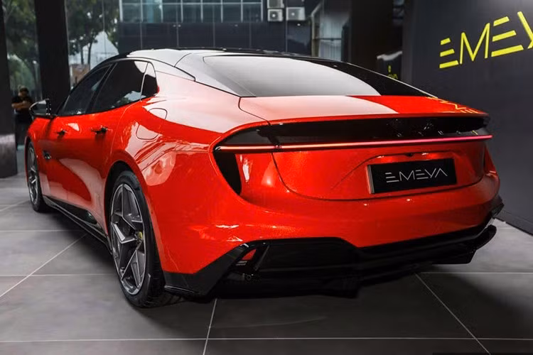 Mẫu xe này được trang bị bộ pin có dung lượng 102kWh, kết hợp với hộp số hai cấp, phạm vi di chuyển theo chu trình thử nghiệm của CLTC Trung Quốc có thể đạt tới 600 km.