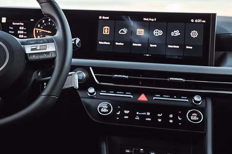 Ở bản Sonata 2026 cao cấp nhất Inspiration, Hyundai trang bị cho xe với nội thất ghế bọc da Nappa và bàn đạp kim loại tiêu chuẩn.