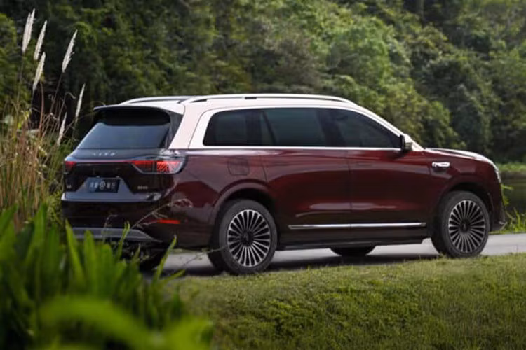 Cụm pin này truyền năng lượng đến hai động cơ điện với tổng công suất 523 mã lực. Nhờ công suất cực đại cao hơn, thời gian tăng tốc từ 0-100km/h của Aito M9 là 4,7 giây.