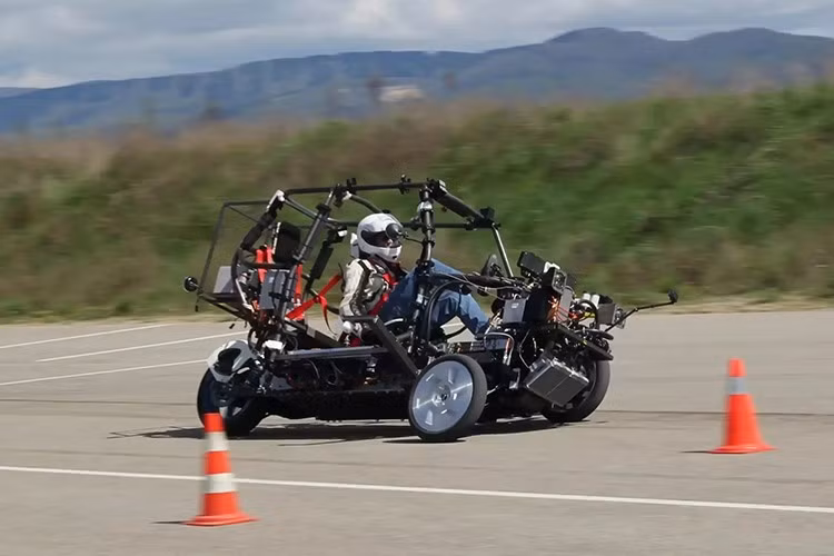 Khung gầm chắc chắn, vỏ xe có thể thay thế, phụ tùng dễ sửa chữa là thế mạnh của chiếc xe này. Đồng thời các phiên bản cập nhật thông qua OTA giúp mọi thứ thuận tiện hơn. Cixi Vigoz chưa chính thức có mặt trên thị trường, người dùng không thể mua chiếc xe điện 3 bánh này nhưng có thể thuê xe để trải nghiệm.