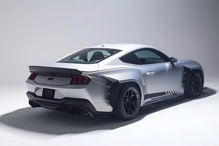 Dĩ nhiên, mức giá của bản độ này sẽ không hề rẻ - mặc dù vẫn phải chăng hơn đáng kể so với một chiếc Ford Mustang GTD 815 mã lực. Vậy nên, RTR Vehicles muốn chính xác 159.999 đô la, và trong tổng số tiền, một chiếc Ford Mustang GT 401A 2026 cơ bản với gói hiệu suất luôn được bao gồm.