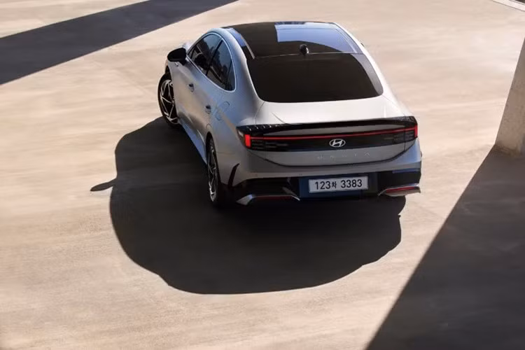 Tại thị trường Hàn Quốc, Hyundai Sonata 2026 được cung cấp các lựa chọn động cơ xăng 2.0L, xăng tăng áp 1.6L và động cơ hybrid, đi kèm giá bán từ 20.630 USD (tương đương khoảng 540 triệu đồng).