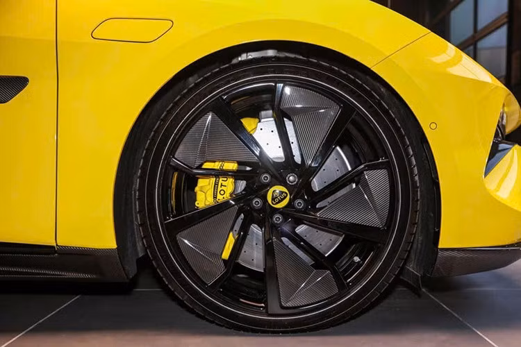 Emeya có phần đầu lấy cảm hứng từ Eletre với khe hút gió thể thao, tay nắm cửa ẩn và mui đen tương phản. Đuôi xe gây ấn tượng với dải đèn LED kéo dài, hốc gió hai bên gợi nhớ Bugatti Chiron, cùng cánh lướt gió chủ động có thể tạo lực ép xuống mặt đường tới 249 kg.