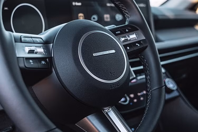 Bản Exclusive được bổ sung công nghệ an toàn cao cấp như hỗ trợ đỗ xe thông minh từ xa, camera 360 độ, giám sát điểm mù bằng hình ảnh, cảnh báo khoảng cách khi đỗ xe và hỗ trợ phanh khi lùi.