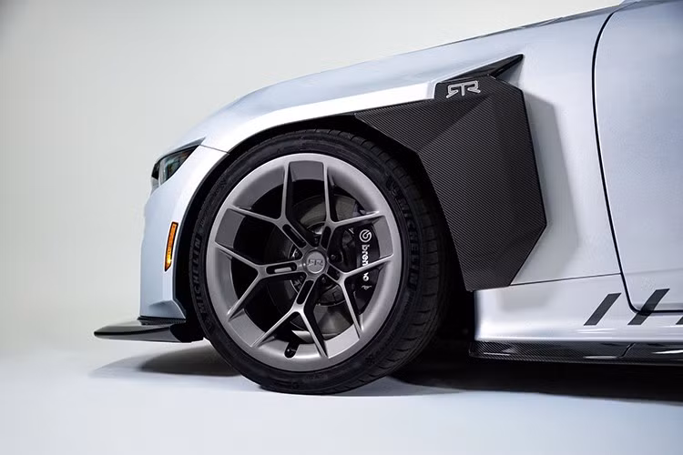 Các chi tiết ngoại thất bằng sợi carbon lộ ra và hệ thống thân rộng composite tích hợp hoàn toàn, liền mạch với khung gầm S650, mang đến vẻ ngoài hiện đại và mạnh mẽ. Đội ngũ kỹ thuật và thiết kế của RTR cũng đã đạt được chiều cao gầm xe thấp hơn, giúp cải thiện khả năng xử lý và tư thế mà không ảnh hưởng đến khớp nối hệ thống treo."