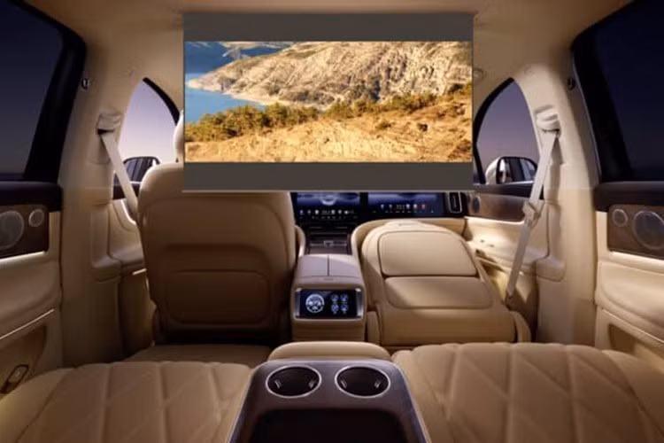 Có một tay vịn lớn giữa hai ghế ngồi với hai khay đựng cốc và một ngăn chứa đồ ẩn. Aito M9 Ultra được trang bị đèn pha thông minh và hệ thống hỗ trợ người lái ADS 4 của Huawei, cho phép xe thực hiện chức năng dẫn đường tự động (NOA) theo địa chỉ.