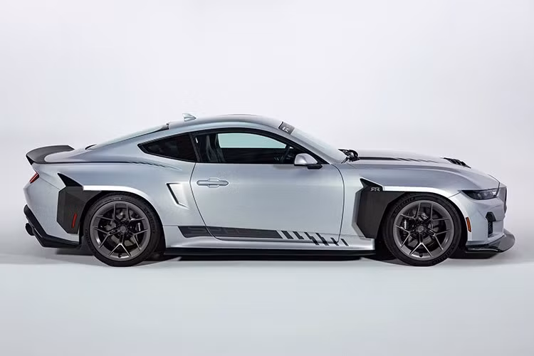 Đây cũng là một trong những phiên bản độc đáo nhất của RTR Vehicles, bởi nó chỉ được sản xuất giới hạn 50 chiếc cho phiên bản 2026. Theo công ty, "Mustang RTR Spec 5 2026 là biểu tượng hoàn hảo nhất cho những gì RTR đại diện, là kết quả của hơn 15 năm nỗ lực không ngừng nghỉ trong thiết kế, kỹ thuật và hiệu suất."