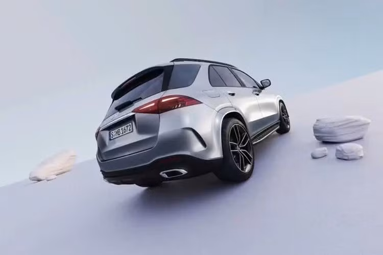 Nguồn tin từ đại lý cũng tiết lộ GLE 400e 2025 sẽ có giá bán hơn 4 tỷ đồng, cao hơn đôi chút so với mẫu GLE 450 trước đây. Những chiếc xe đầu tiên dự kiến sẽ được bàn giao cho khách hàng vào tháng 11/2025 tới.