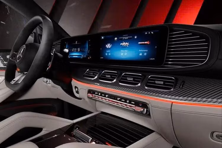 Xe sở hữu chế độ vận hành Hybrid, cho phép động cơ xăng kết hợp cùng mô-tơ điện để tối ưu sức mạnh khi tăng tốc hoặc cần vượt xe. Khi dung lượng pin giảm xuống mức thấp, hệ thống sẽ tự động chuyển sang chế độ hybrid nhằm duy trì hoạt động ổn định và liền mạch.