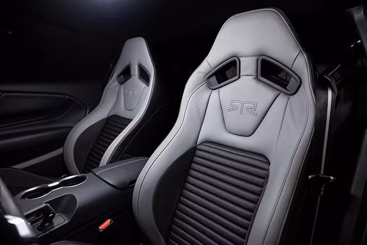 Bên trong, xe được trang bị ghế thể thao Recaro, hệ thống treo hiệu suất chiến thuật RTR với lò xo trụ trước và giảm chấn sau có thể điều chỉnh 30 hướng độc quyền, lò xo có thể điều chỉnh độ cao và thanh cân bằng trước và sau có thể điều chỉnh.