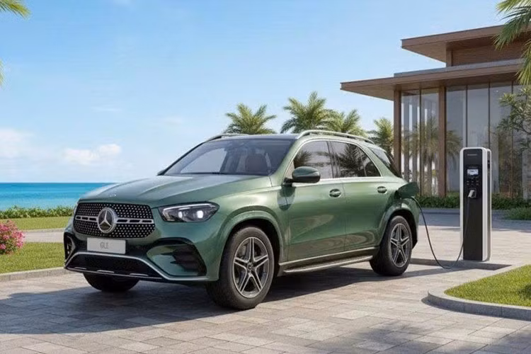 Ngoài hai mẫu xe PHEV kể trên, GLE 400e cũng sẽ phải cạnh tranh với các đối thủ quen thuộc trong cùng phân khúc như Lexus RX (giá 3,43 - 4,94 tỷ đồng), BMW X5 (giá từ 3,8 tỷ đồng) và Audi Q7 (giá từ 3,54 tỷ đồng).