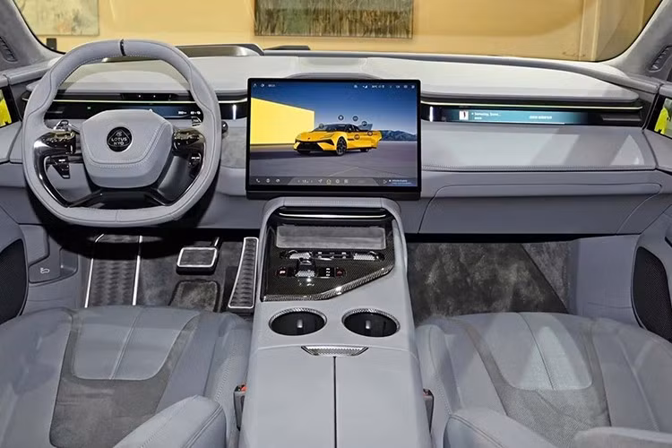 Khoang cabin của Lotus Emeya nổi bật với màn hình hiển thị trung tâm 55 inch, hiển thị thông tin an toàn, dữ liệu vận hành và cảnh báo điểm mù theo thời gian thực. Hệ thống âm thanh 3D đi kèm tính năng khử tiếng ồn chủ động, kết hợp cảm biến và thuật toán để lọc bỏ tạp âm từ lốp và mặt đường.