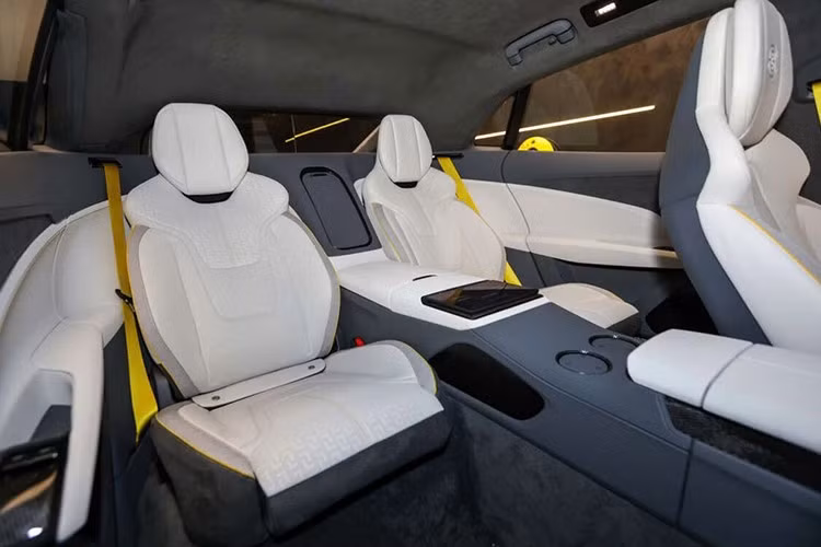 Xe có thời gian tăng tốc từ vị trí xuất phát lên 100 km/h chỉ trong 2,78 giây và có thể đạt tốc độ tối đa 256 km/h.